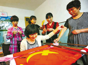 奉化:绣面党旗感党恩