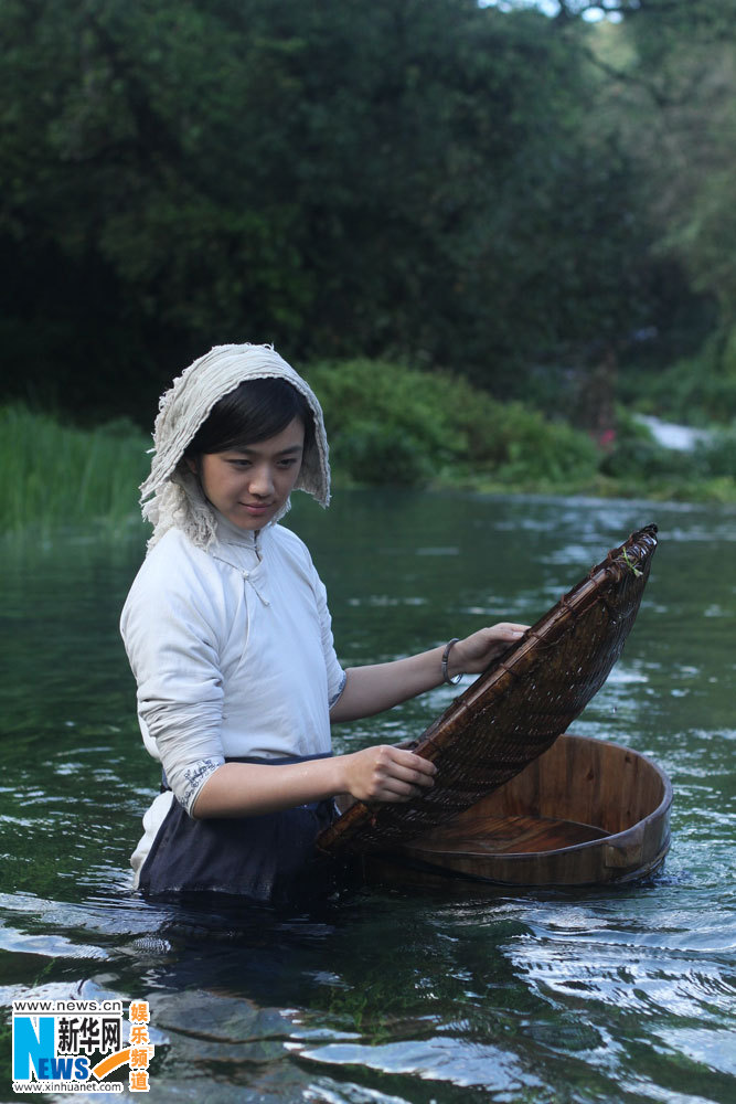 《武侠》汤唯捕鱼照 发巾裹头扮素净小寡妇-汤