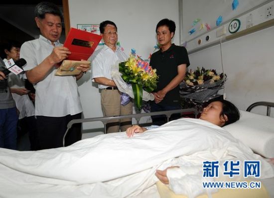 杭州坠楼女童度过危险期 救人者获见义勇为称