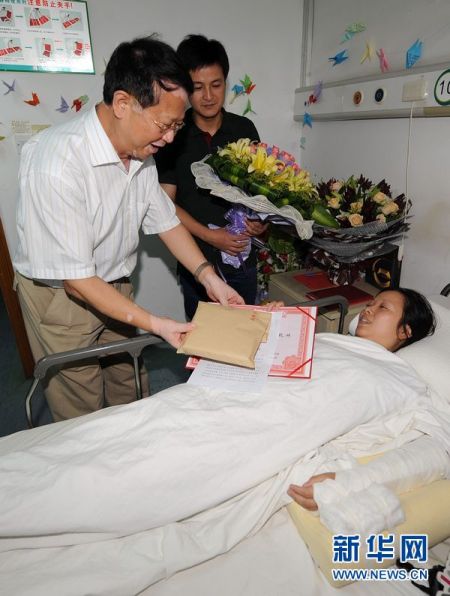 杭州坠楼女童度过危险期 救人者获见义勇为称