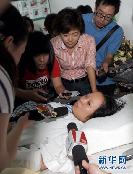 杭州坠楼女童度过危险期 救人者获见义勇为称