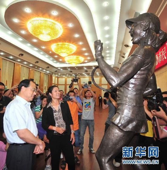 娜被授武汉功勋市民荣誉称号及50万元奖励-