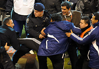 美洲杯赛场超大规模冲突 球员球迷军警混战-球