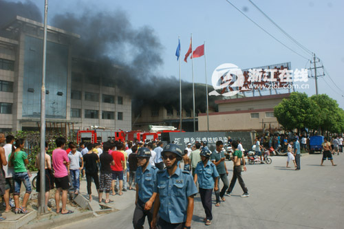 浙江桐乡一纺织厂仓库起火 几十吨毛纱被烧毁