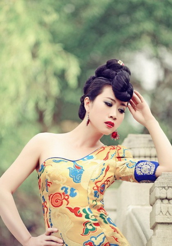 励志<em>女王</em>芙蓉<em>姐姐</em>清华园龙袍写真