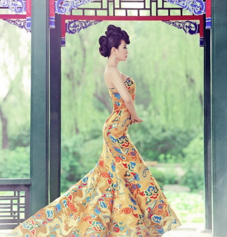 励志<em>女王</em>芙蓉<em>姐姐</em>清华园龙袍写真