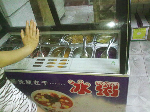 路边鲜果冰粥成本仅几毛钱颜色鲜艳谨慎-鲜果