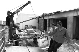 邻里花园 小区部分住户违法搭建 空中楼阁 -住
