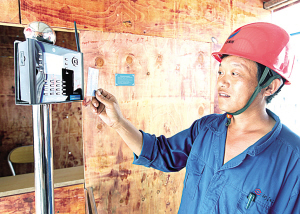 "近日,宁职院图书馆建筑工地上安装了一台考勤机,这让刷卡进入工地的