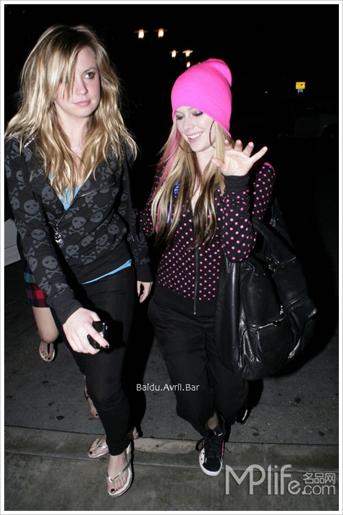 年轻就要punk!艾薇儿街拍hold住全场