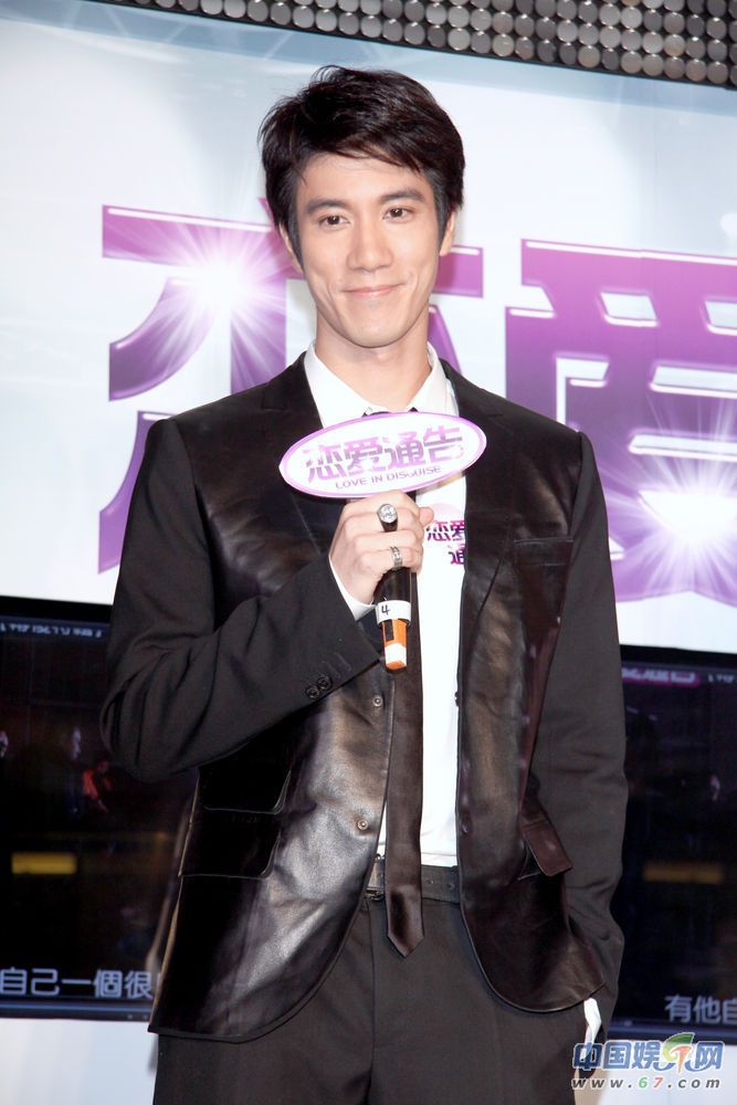 王力宏被曝曾追李云迪 主动问其要电话(组图)-