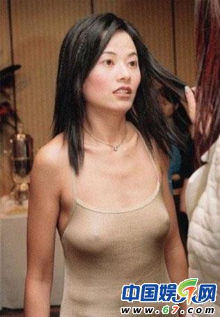 胸前若隐若现 女星上身真空玩凸点<em>诱惑</em> (图)-女