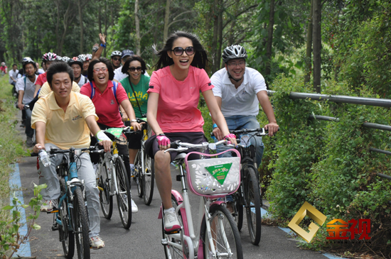 世界无车日世界小姐张梓琳在东钱湖发出低碳倡