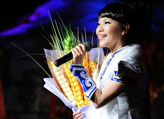 蒙古之花乌兰图雅献唱《凤凰飞》 遭小粉丝索