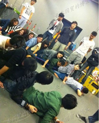 北影课堂实景 男<em>女生</em>玩钻跨<em>游戏</em>,这是在培养潜