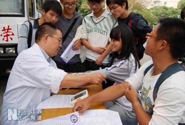 江苏开展大学生义务献血献爱心活动(图)-义务
