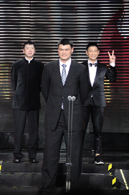 颁奖典礼上,冯小刚和刘德华为姚明颁杰出贡献奖 李建新 摄