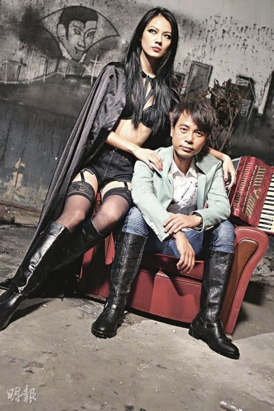 李克勤新歌MV遭辣妹死缠 笑称感激导演安排(