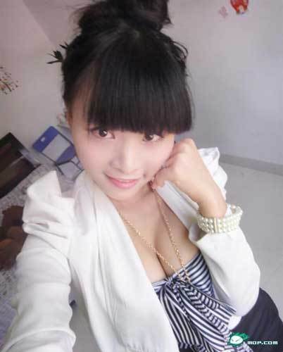 90后<em>美女</em>自拍照 叫板 卖胸成瘾 女主播柳岩-自