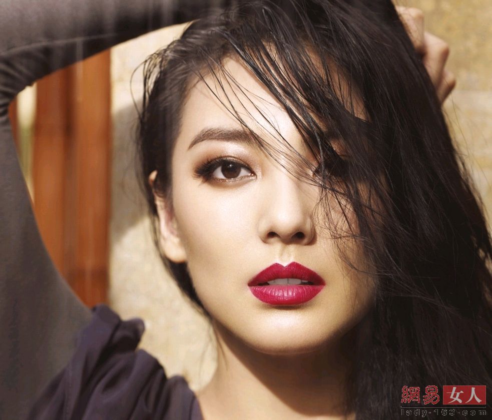 红唇妆散发女人味