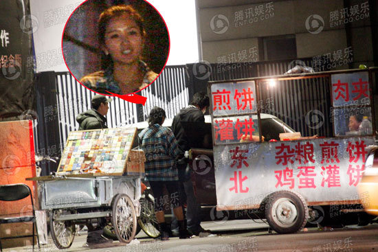 何洁与释小龙分手抑郁 帅哥逗乐买路边摊-帅哥