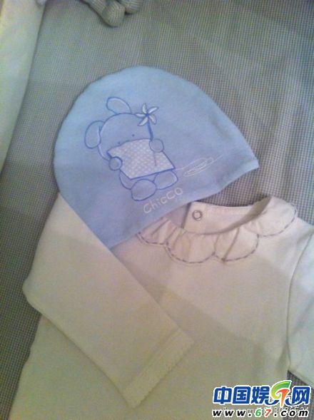 孙楠小女儿娇嫩小手首曝 潘蔚亲为女做衣帽-潘