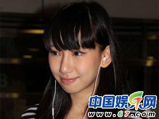 陈冠希嫩模女友芷蕙低调返校 引来家长投诉-家