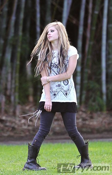 潮女艾薇儿2010街拍全收录-艾薇儿,庞克风,街