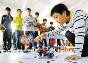 宁波青少年电脑机器人竞赛 200多名选手参加-