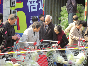 家乐福江东店:宁波市民争购慈溪爱心大白菜-爱