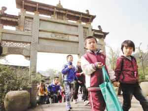 江北庄桥中心小学百名小记者走进南宋石刻公园