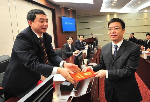 曾任共青团宁波市海曙区委副书记,书记,宁波市海曙区段塘镇党委副书记