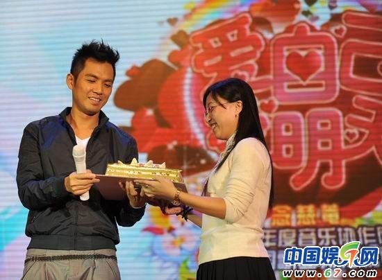 杨幂中歌榜首献唱 <em>钟汉良</em>庆生曝<em>女友</em>标准-杨幂