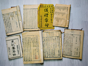 北仑一村民捐献255本祖传古书-新闻中心-中国宁波网