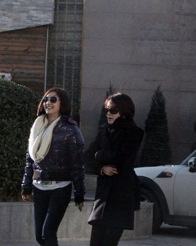 刘芸陪马伊璃接女儿 戴墨镜开心打趣破传闻-马