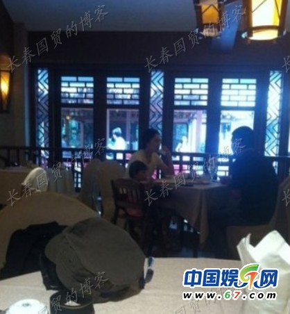 吴若甫两岁女儿吴冰清曝光 娇妻刘莎小其23岁