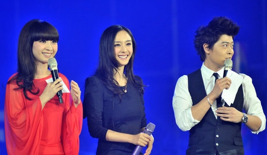 杨幂紧身裙献唱显可爱 蔡依林劲歌热舞-杨幂,数