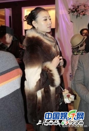 范志毅新任嫩妻李茏怡曝光 奢华皮草秀美背-李