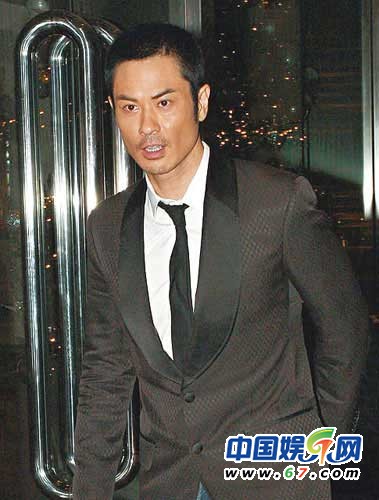 郑嘉颖勾搭周丽淇 佘诗曼怒视情敌火药味浓-郑