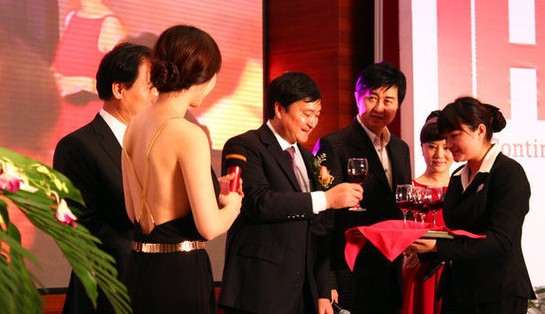 柳岩脱外套开胸露背 来年主攻影视盼结婚-露背