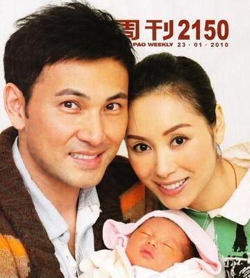 可盈怀抱女儿晒温馨 小津津眯眼笑似林文龙-林