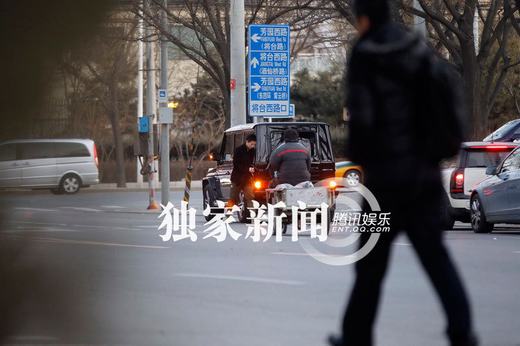 汪小菲撇大S逍遥 与友饭聚蹭豪车乐不思蜀-汪