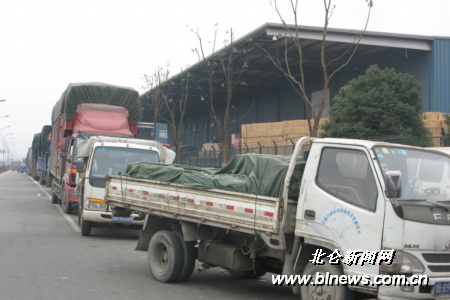 年关近 北仑又现货车排队入仓潮-入仓,货车