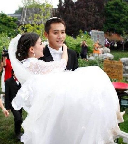 刘烨法籍妻子安娜顺利诞下女儿 取名霓娜-刘烨