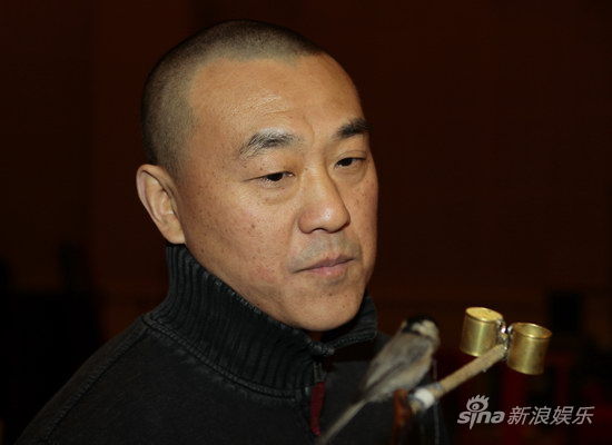 "三爷"角色的何冰目前也渐入佳境,在排练场一直与山雀"演员"形影不离