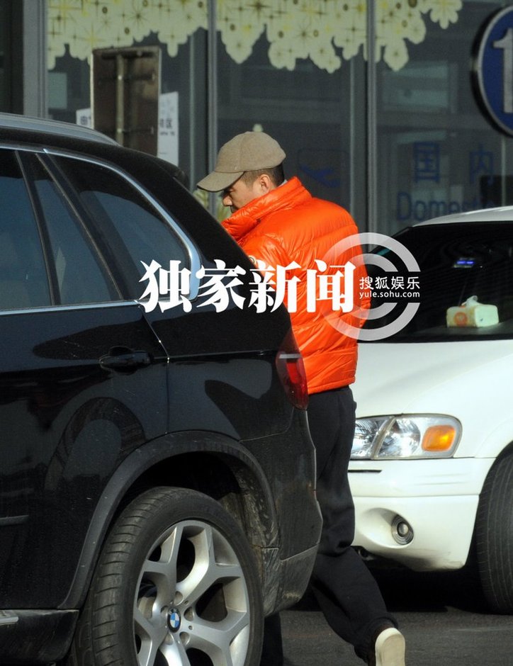 蒋勤勤素面朝天回京 老公陈建斌豪车接驾-陈建