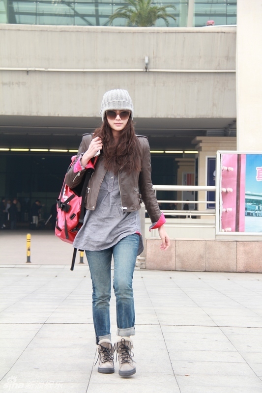 小宋佳休闲装扮现身机场夹克搭配牛仔裤-小宋