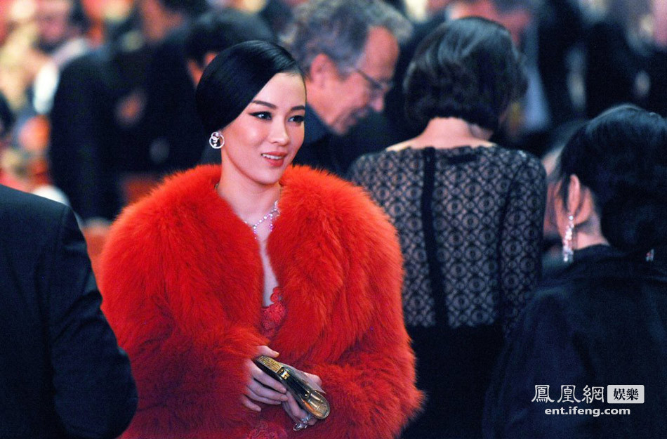 柏林电影节红毯直击 霍思燕红裙裸背露肩-霍思