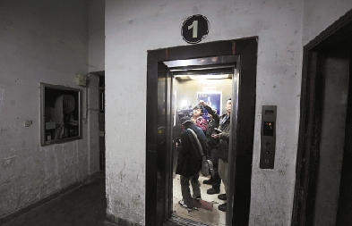 杭州星河明苑电梯昨突发故障 住户被困20多分