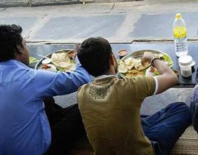 在路上开车 遇到交通标志和标牌不一致咋办?-